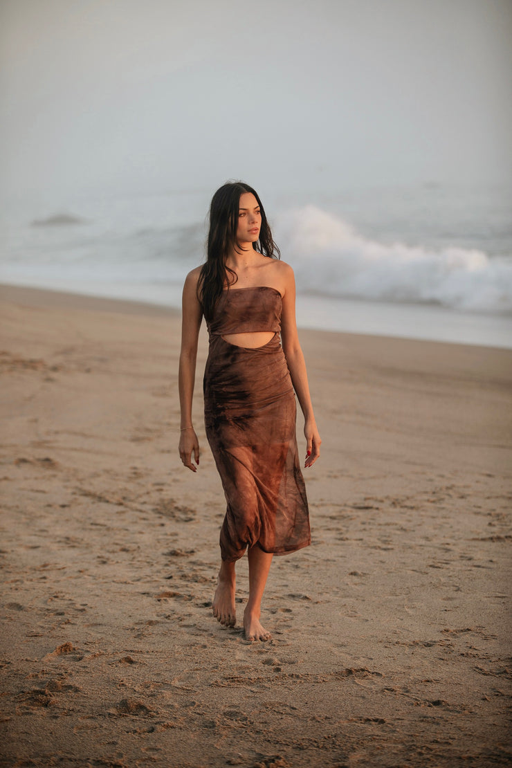 Look no further than the Mocha Tie Dye Mesh Tube Dress to make a timelessly chic statement. Exuding sophistication, this elegant piece is crafted with comfy, full stretch mesh, creating a beautiful silhouette that is perfect for a variety of occasions. From beachy vacation vibes to a dressy date night, this dress has you covered. 
